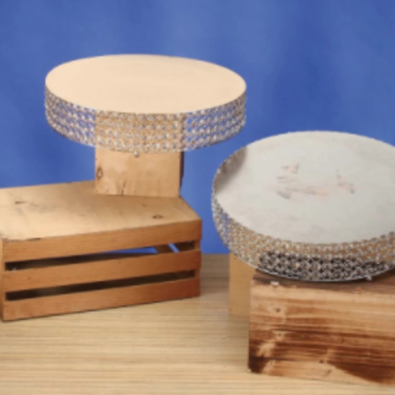 METAL CAKE STAND W/ CRYSTALS 4’’ X 17.75’’ 1 METAL CAKE STAND W/ CRYSTALS 4’’ X 17.75’’